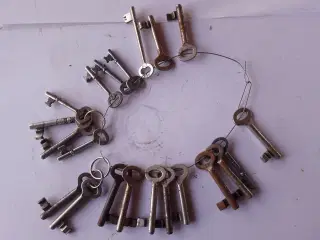 Gamle dørnøgler