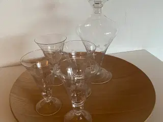 Karaffel med tilhørende glas.