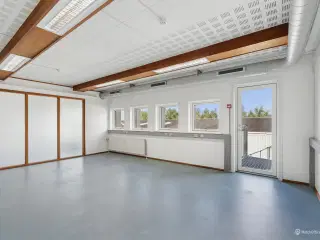 Nyistandsat kontor- og lagerlokale på 1. sal med elevator