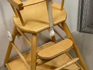 Barnestol, der kan omdannes til bord/stol