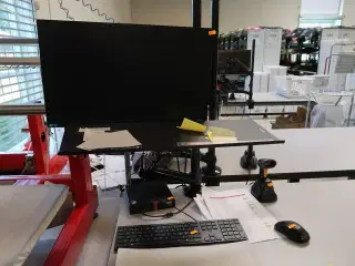Computerskærm LENOVO, tastatur, håndscanner, computer LENOVO