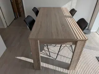 Spisebord med 4 stole