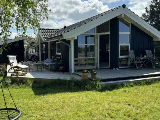 Fredfyldt strandhus lige ved dejlig strand
