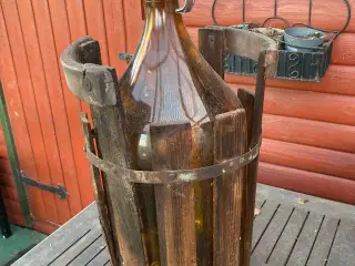 Antik flaske med træholder