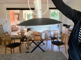 Spiebordslampe med hejs. Hvid og grå/metal