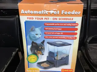 Automatic pet feeder 