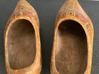 Gamle træsko lavet af træ