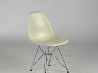 Vitra Eames Plastic Sidechair
