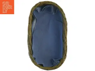 Flettet kurv med stofindlæg (str. 30 x 17 cm)