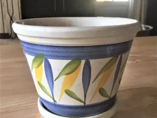 Smuk retro urtepotteskjuler med underskål