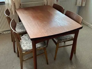 Teaktræ spisebord med 4 stole