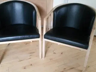 2 tremmestole i eg med sorte læderhynder 