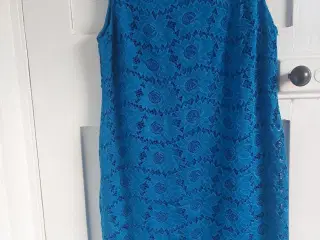kjole i blå.m. PYNT i halsåbningen/str:40/42  