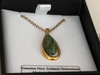 Jadesmykke i forgyldt kæde fra New Zealand