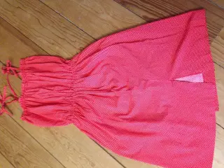 Rød kjole m  stropper,hvide prikker - str 10-12 år