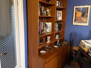 Klassisk teaktræsreol i skandinavisk stil