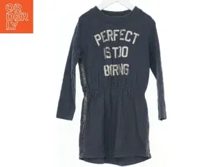 Kjole med tekst fra Name It (str. 116)