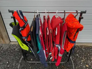 9 Redningsvæste + 1 hunde redningsvæst