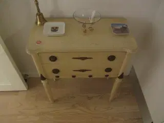 kommode med 2 skuffer.