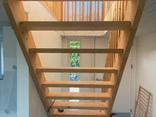 Trappe og gelænder i massiv træ