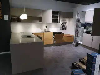 Køkken AUBO Terna/Sense, Warm Grey med armatur og uden hårdehvidevarer