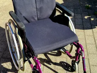 Kørestol, sammenklappelig, og nem transportabel
