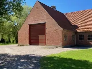 300 m2 uisoleret højloftet lagerhal