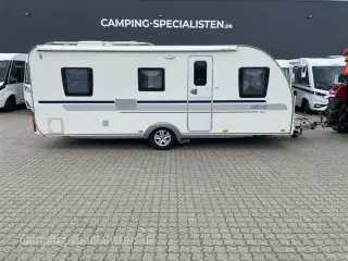 2011 - Adria Adora 563 PT   Pæn og velholdt køjevogn - Adria Adora 563 PT fra 2011 - Kan nu opleves hos Camping-Specialisten i Silkeborg