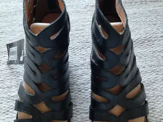 Nye flotte sorte lædersandaler med hæl