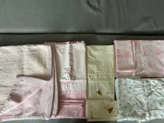 Babytæppe og 4 babysengesæt i lyserød mm