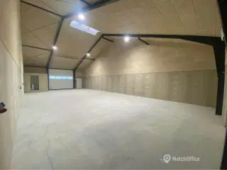 190 m2 Varmhal med Bad og Toilet