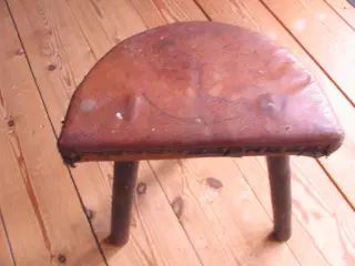 Trebenet Skammel af træ. Over 40 år gammel