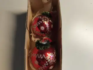 2 Gamle glas julekugler med pynt på.