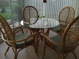 Spisebord med 4 stole til havestue