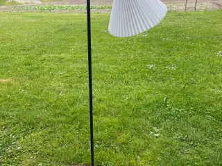 Gulvlampe med pliseret skærm