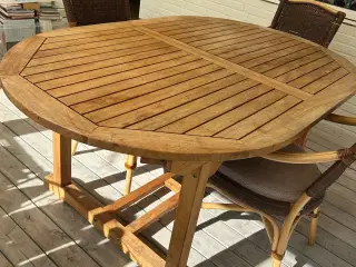 Ovalt teak spisebord