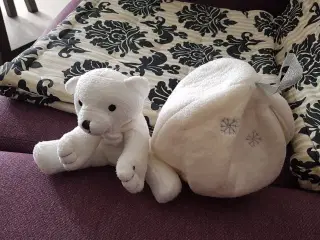 Lille isbjørn i egen sne kugle.