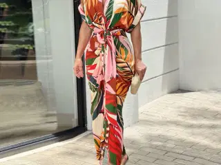 Kjole-skjorte.med blomstret print.se i målene