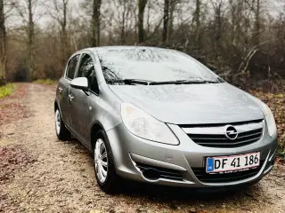 Flot og velholdt Opel Corsa D til salg 