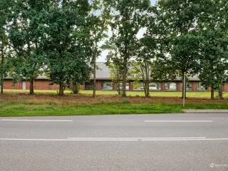 Kontor/butikslejemål i præsentabel etplans erhvervsejendom