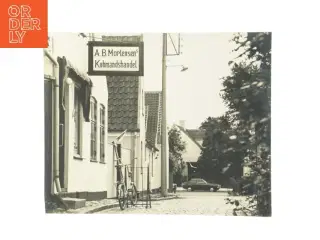Sort/hvid fotografi af bygade (str. 50x40 cm)