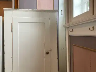 Væghængt gammelt skab