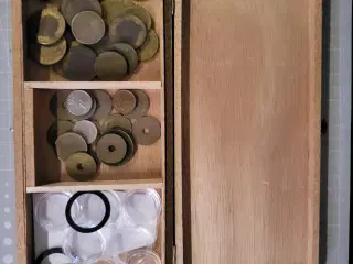 Cigar æske med blandede mønter og poletter
