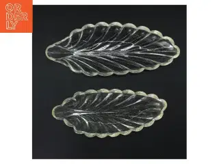 Glasfade bladformet, 2 stk (str. 2 stk 24 & 28 cm)fra holmegaard