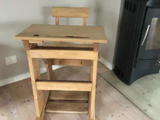 Flot gammel skolebænk