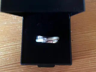 Fingerring i sølv med hvid zirkon