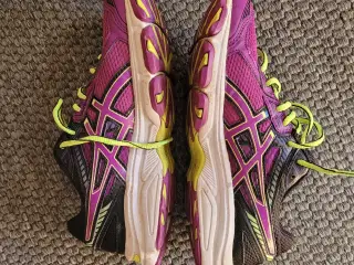 Sportssko Asics str 39. Kr 300 -