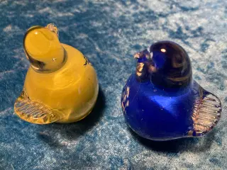 To blå og gule glas-fugle sælges