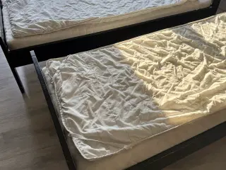 2 x sort juniorseng med madras og rullemadras