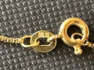 18 karat guld halskæde med 18. Karat guld vedhæng.